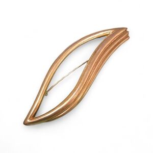 MONET VINTAGE SIGNED  Modernist gold-tone wave brooch from the 1970s or 1980s.